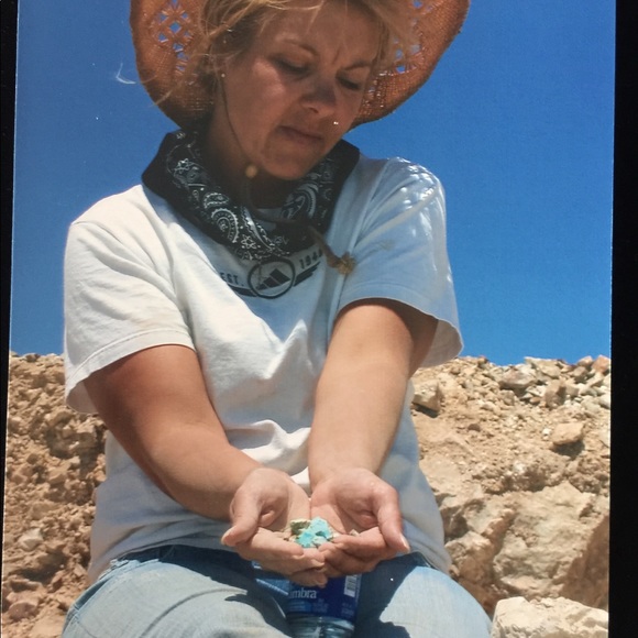 Meet your Posher “Lucky7traders” aka Deb 🌵 💎 ❤️ - Picture 3 of 8